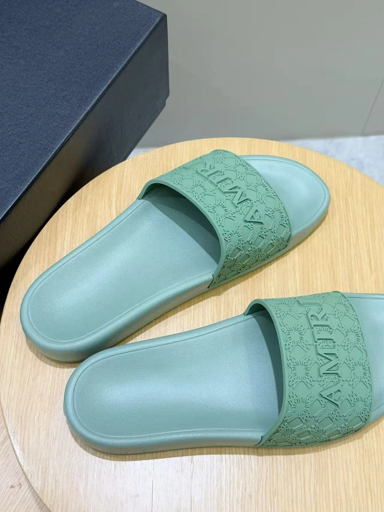 [AMIRI* Emil] P: 300💰 Size: 39-45 Official website new original 1:1 AMIRI* Emil classic men's slippers, high-end boutique, original material, TPU upper, foam bottom, fine workmanship, casual, loose and comfortable, a must-have in summer.